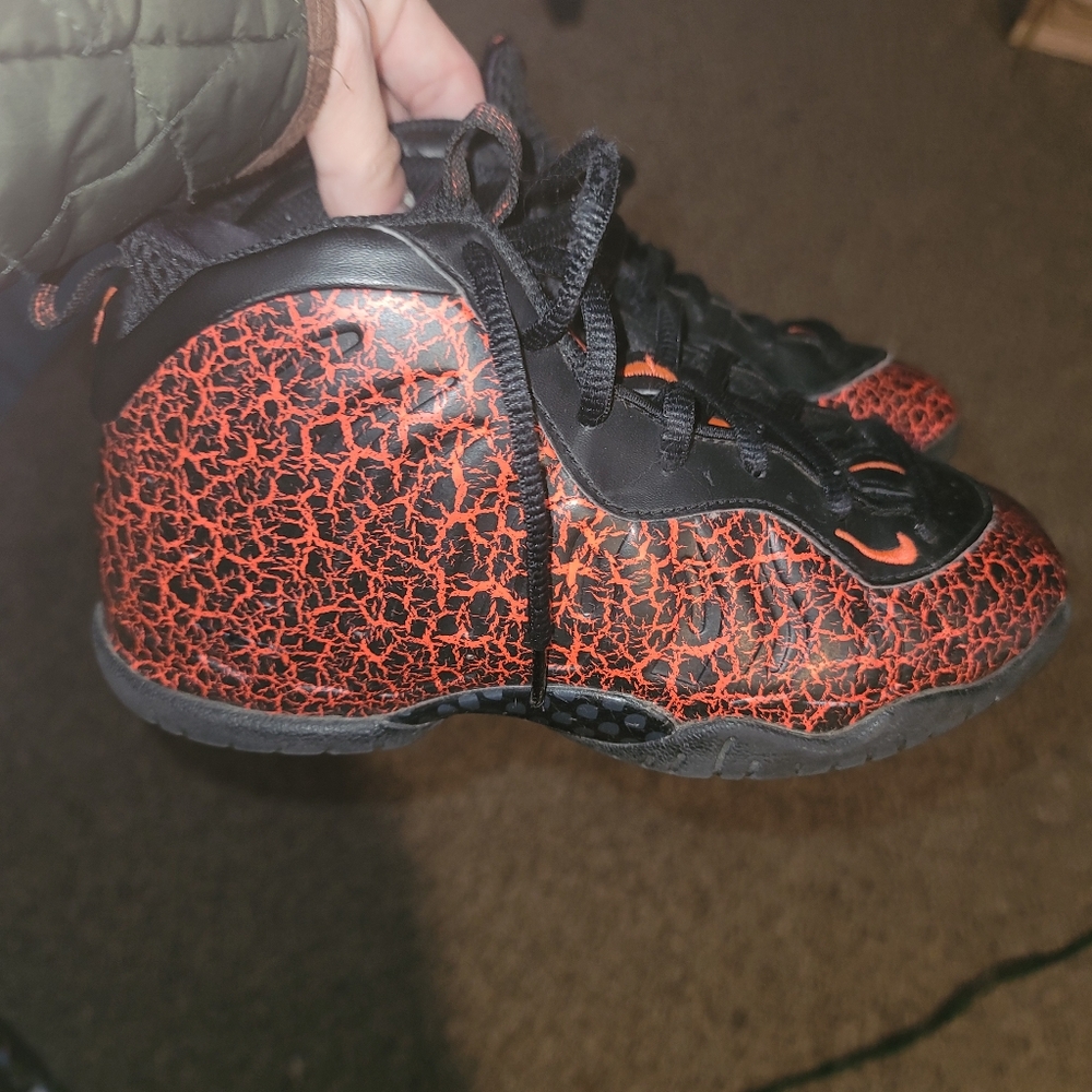 Nike Foamposite Crimson/ black boys size 1